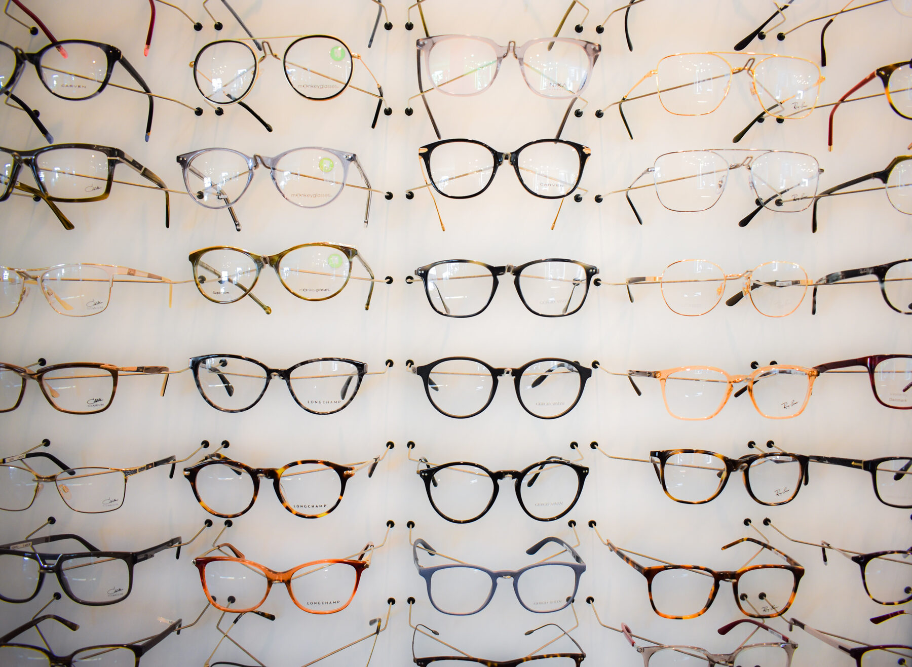 Wand vol brilmonturen bij Paul Bas Optiek