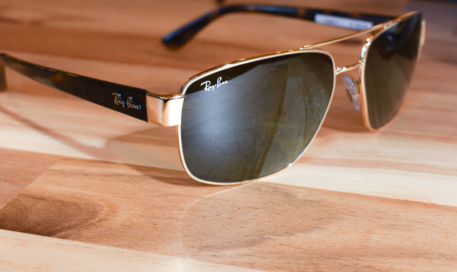 Ray-Ban zonnebril op een houten tafel