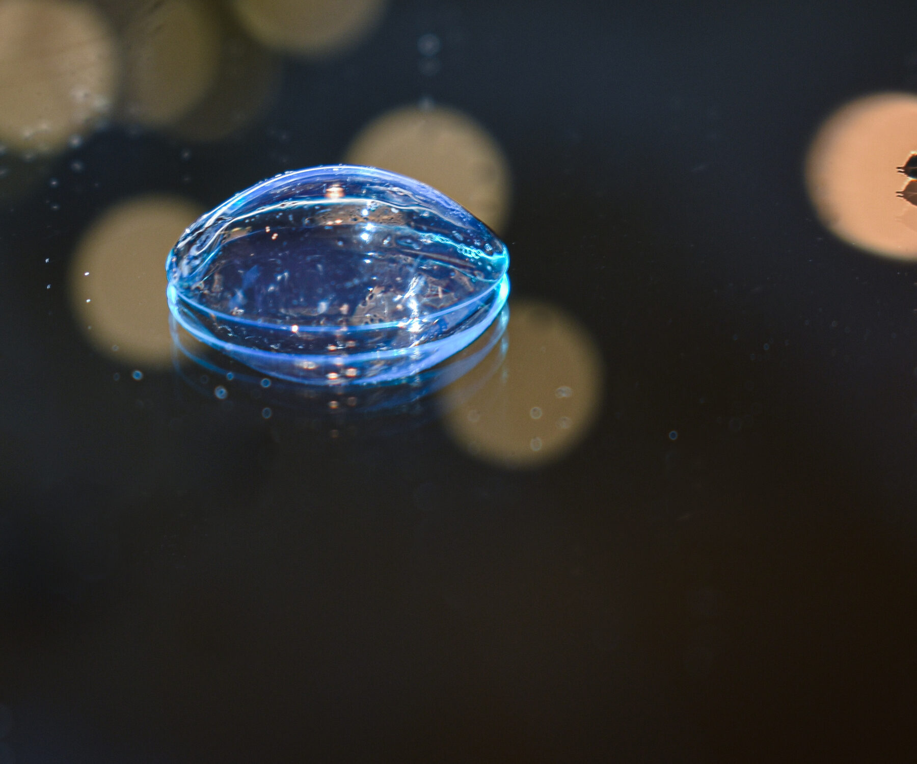 Contactlens op een donkere ondergrond