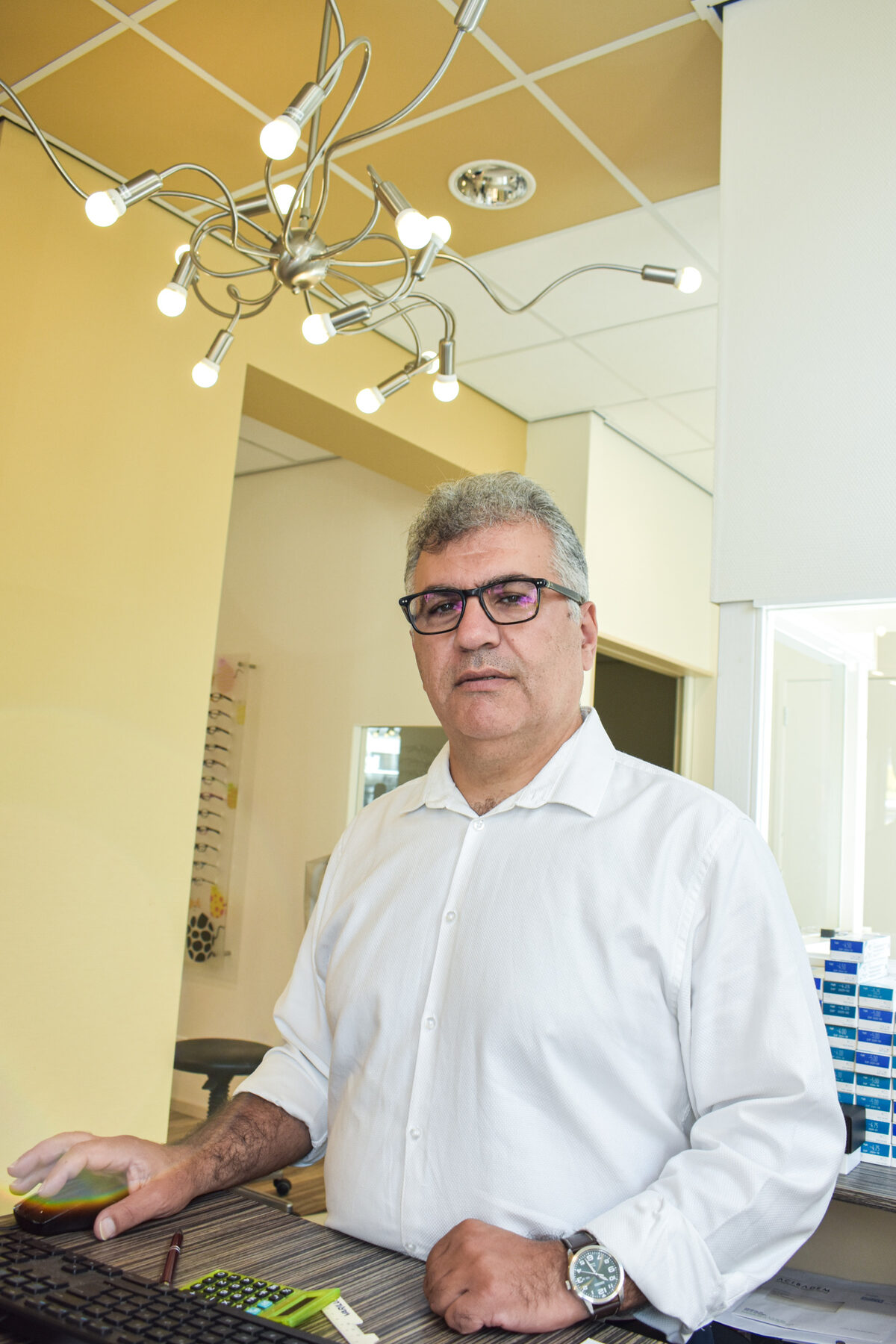 Khalid in de winkel van Paul Bas Optiek